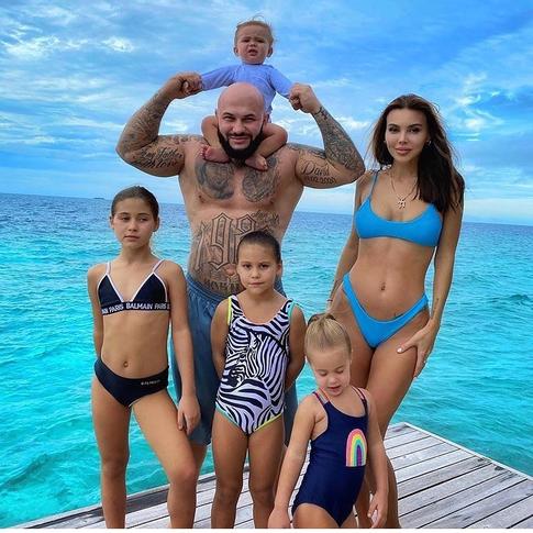 Оксана Самойлова и Джиган потратили на отдых около 7 млн рублей