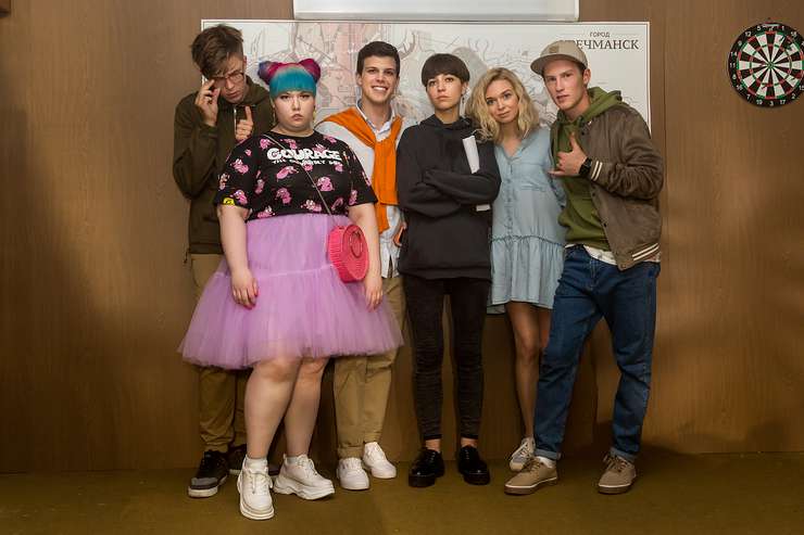 Кадр из сериала Need Help