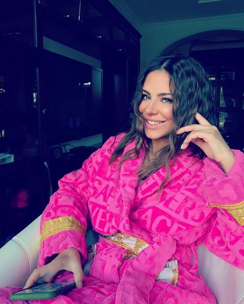 Лорак показала фото с кольцом на безымянном пальце