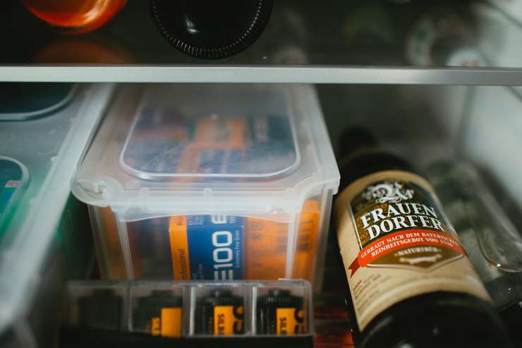 Натрите сыр, поместите порции в пакеты и бросьте их в морозилку