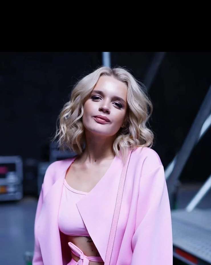 Александра Морозова с недавних пор стала певицей, выйдя на сцену под псевдонимом Мамина Дочь