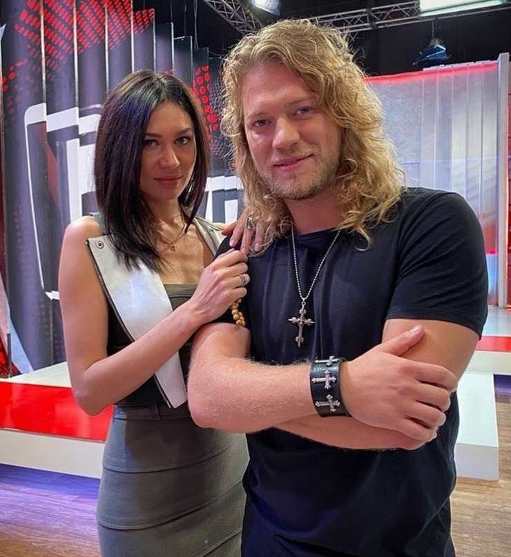 Супруга поддерживает звездного мужа во всех его начинаниях. Проект Голос не стал исключением