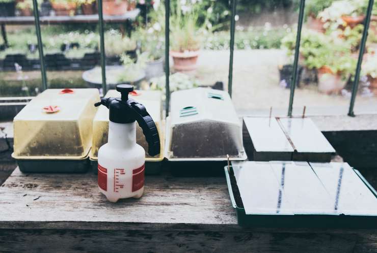 Вам нужно смешать одну часть белого уксуса с двумя частями воды в пульверизаторе и распылить раствор на сиденья