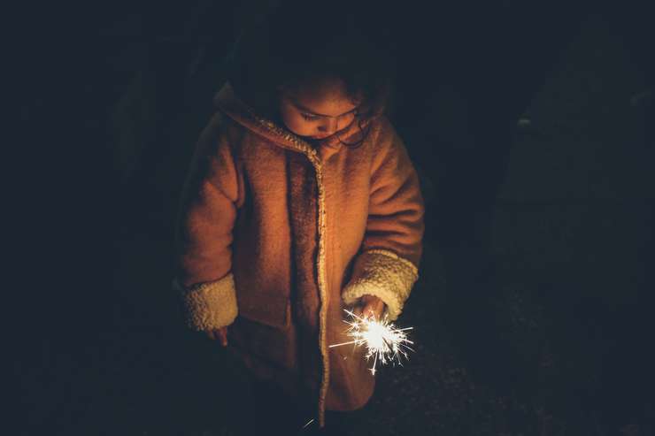 Осветите комнату яркими огнями