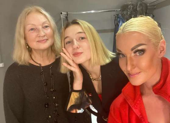 Анастасия Волочкова с мамой Тамарой Владимировной и дочерью Ариадной