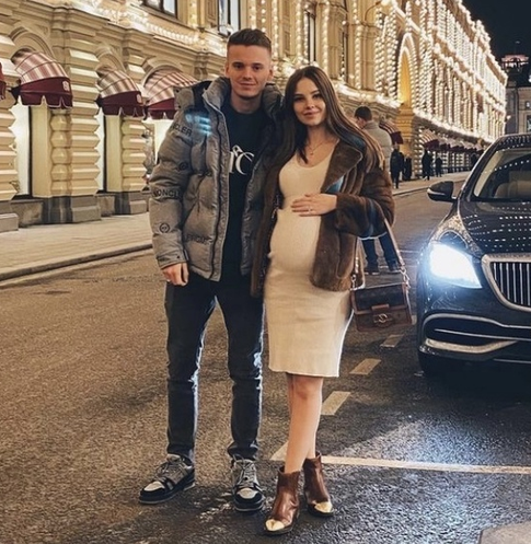 Подписчики раскритиковали дорогую коляску невестки Валерии