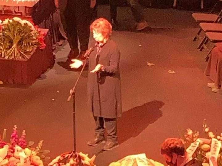 Лия Ахеджакова на прощании с Валентином Гафтом