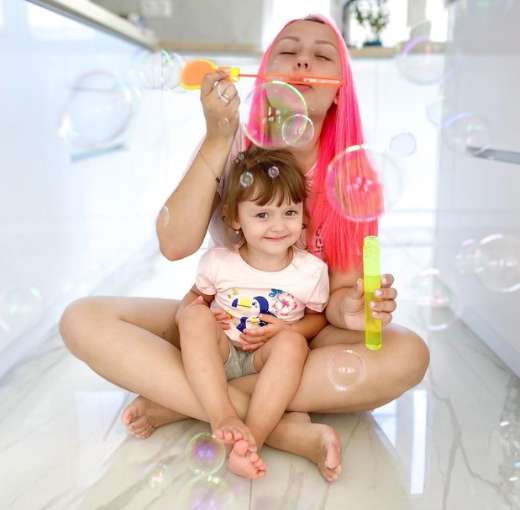 А если ребенок тоже хочет макияж или цветные волосы?