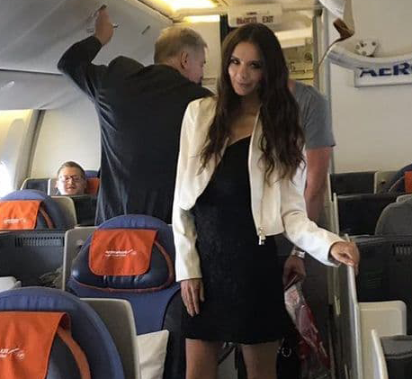 «Нас попросили оставаться на местах»: Кира Дихтяр оказалась на борту «заминированного» самолета