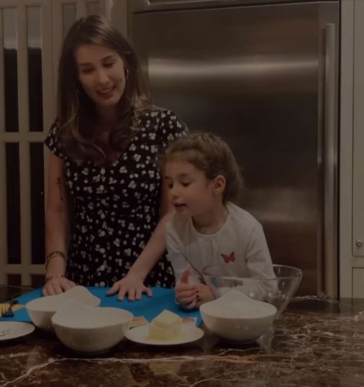 Певица и ее дочь Оливия всегда найдут, чем заняться вместе Певица и ее дочь Оливия всегда найдут, чем заняться вместе