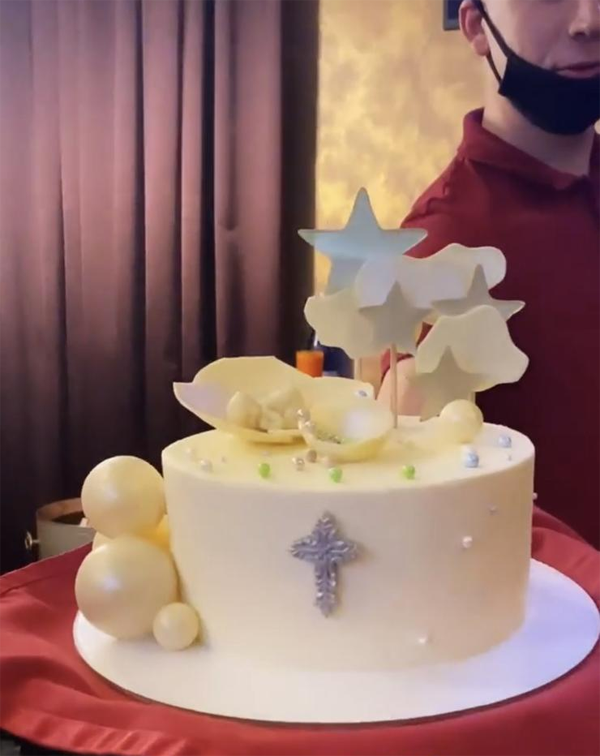 В честь крестин кондитеры испекли торт