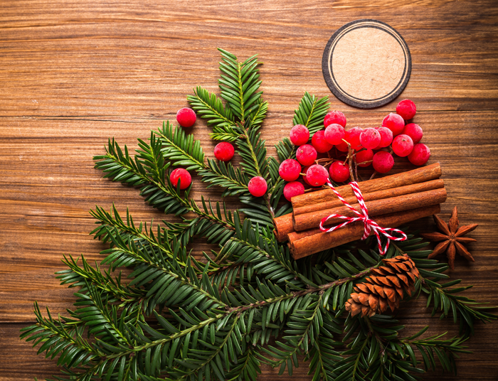 Корица и еловые ветки создадут праздничную атмосферу и наполнят дом новогодними ароматами