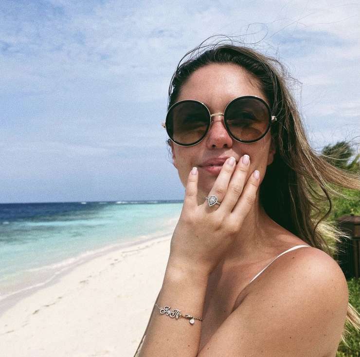 Агата Муцениеце с кольцом на безымянном пальце Агата Муцениеце с кольцом на безымянном пальце