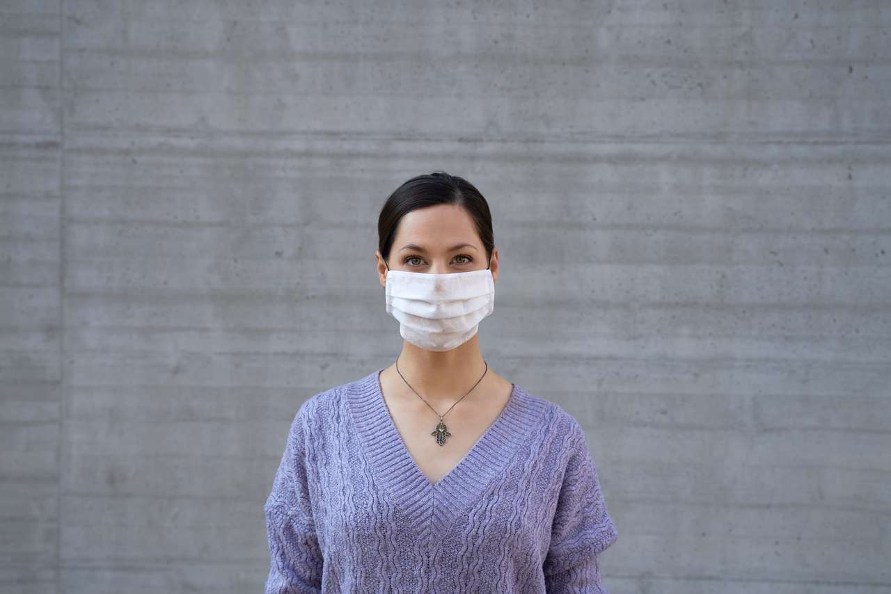 Исследования показали, что SARS-CoV-2, вирус, вызывающий COVID-19, может передаваться между людьми, даже если у человека, у которого он есть, отсутствуют симптомы