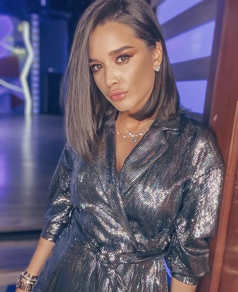 Стало известно, сколько заработали телеведущие на «Доме−2»