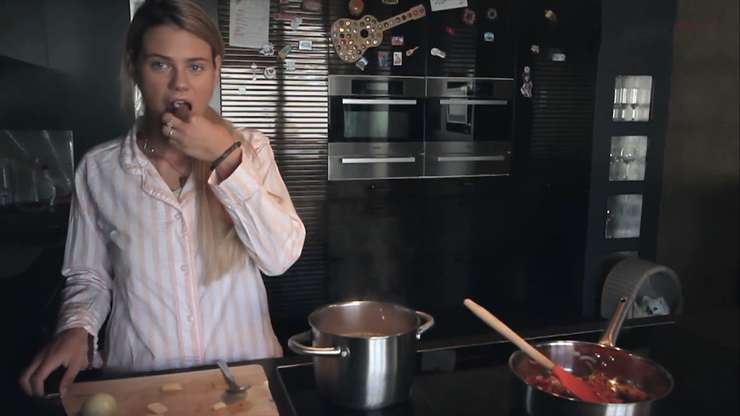 Аленка Краснова любит баловать супруга блюдами