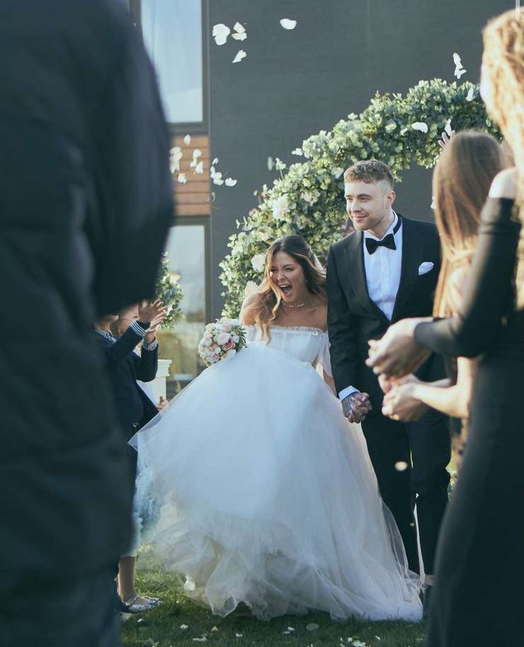 Егор Крид и Нюша в роли мужа и жены в своем клипе Егор Крид и Нюша в роли мужа и жены в своем клипе