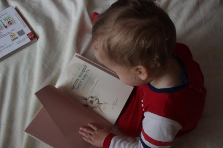 Если ваш младенец кажется суетливым, когда вы читаете ему книгу, дайте ему подержать другую книгу или игрушку