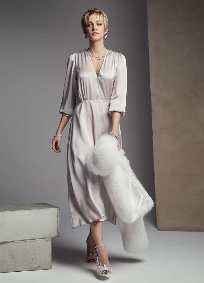 Платье, Forte Forte; палантин (мех песца), «Меха Екатерина»; босоножки, Jimmy Choo; серьги из коллекции Classic, колье и браслет из коллекции Flower, все – Mercury; часы из коллекции Happy Sport, Chopard