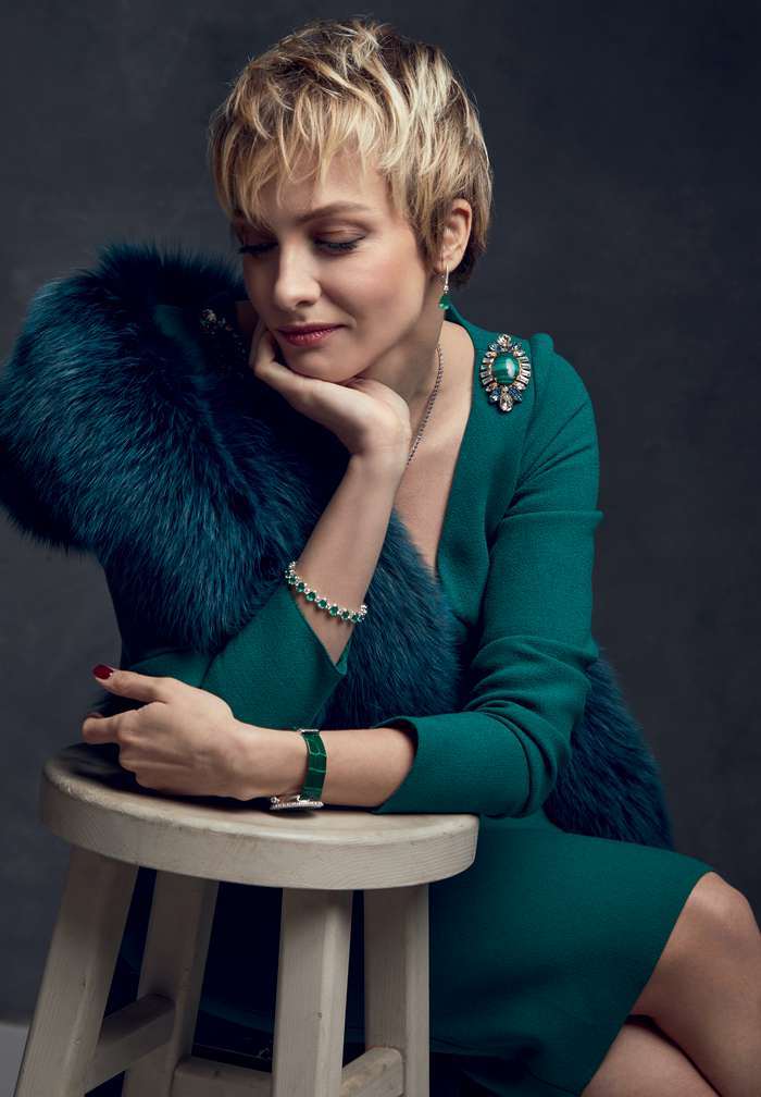 Платье, Dolce & Gabbana; палантин (мех песца), «Меха Екатерина»; серьги, колье и браслет из коллекции Color, все – Mercury; часы из коллекции Happy Diamonds, Chopard