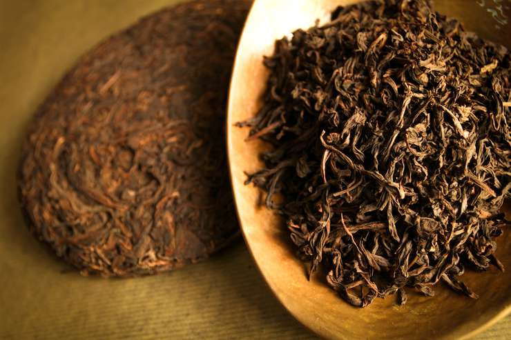 Пуэр обычно продается в виде прессованных «лепешек» из чайных листьев, но может продаваться и в виде рассыпного чая