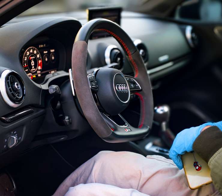 Как только вы сядете в машину, заприте ее — даже до того, как пристегнете ремень безопасности