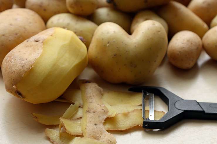 Для приготовления подойдет любой картофель — важно его тщательно промыть с щеткой, чтобы не осталось песка и любых других загрязнений на кожуре