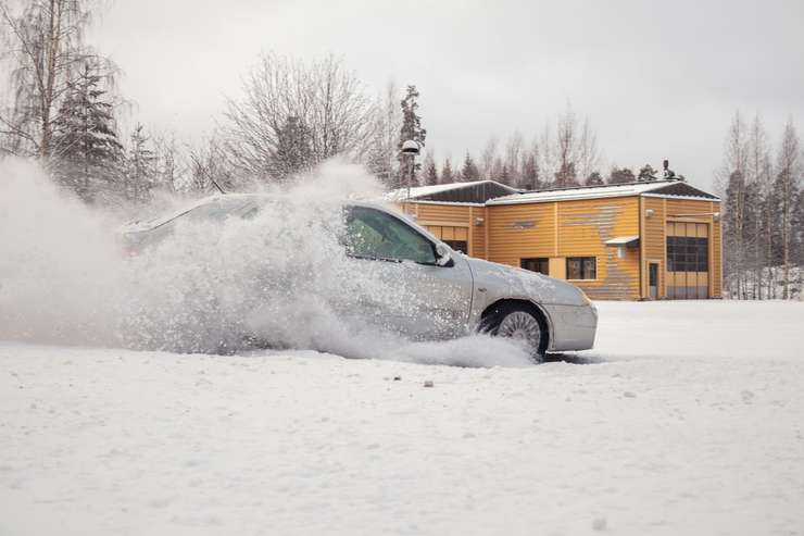 колеса могут заблокироваться на крутых виражах