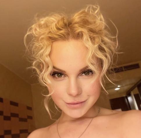 Исполнительница хита «Экспонат» рассказала о домогательствах известного режиссера