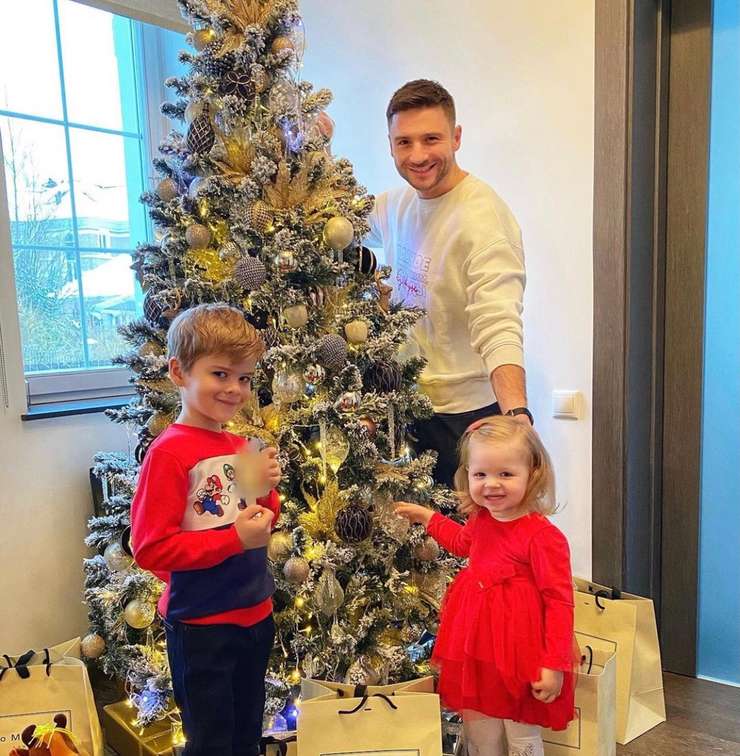 Сергей Лазарев с детьми украшает елку