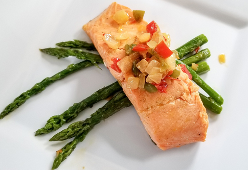 Рецепт на 15 минут: стейки семги со спаржей и пармезаном