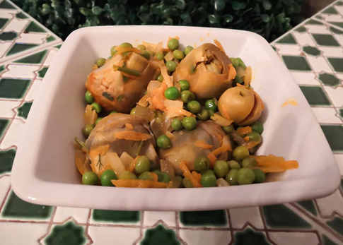 Артишоки, тушеные с белым вином и зеленым горошком