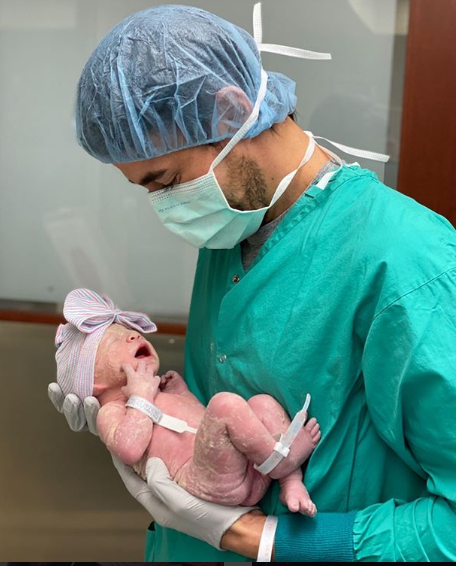 Иглесиас назвал младшую дочь русским именем