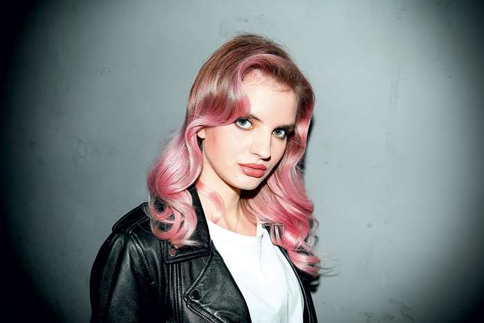 Платина, гибискус, авкамарин и розовое золото – интенсивные оттенки в ходу не только на подиумах, но и в обычной жизни