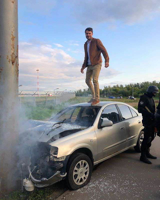 Актер Евгений Пронин, несмотря на любовь к экстриму, пока, к счастью, избегал серьезных аварий. Кадр со съемочной площадки