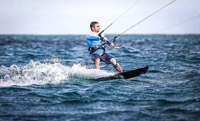 Илья занимается серфингом уже восемь лет