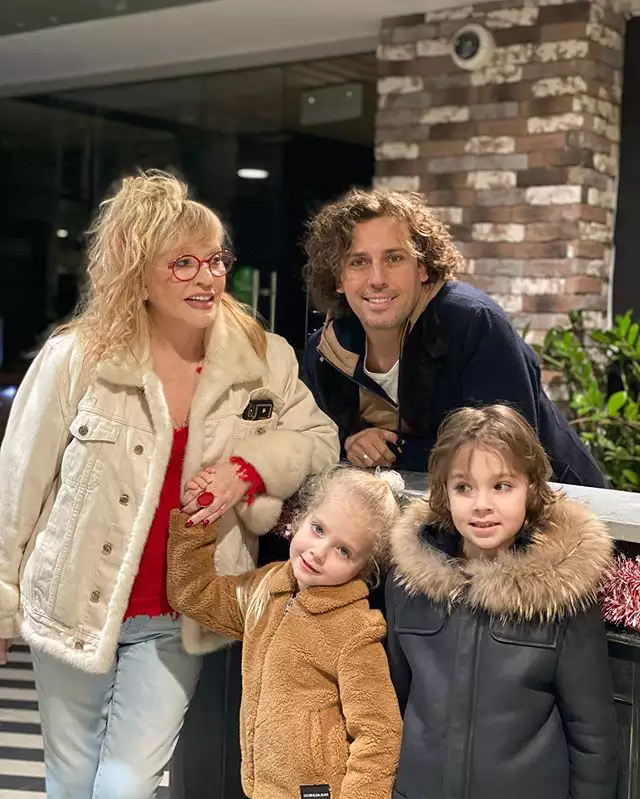 Porno kurash qizlar polvonlar onlayn Defloratsiya paytida jinsiy olatni tupurishga qarshi turadi