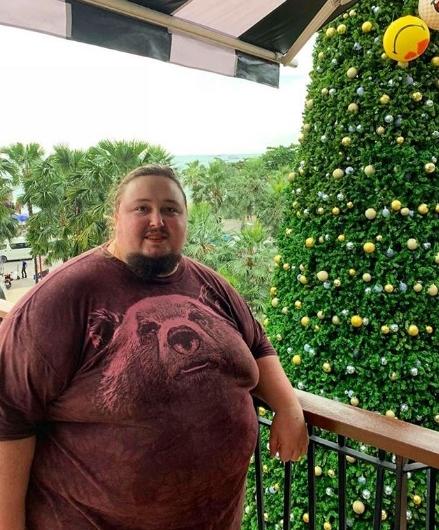 Сын Сафронова спародировал туристические фотосессии на море