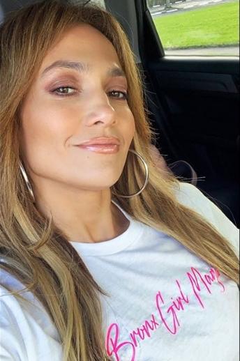 50-летняя Лопес выложила селфи в бикини