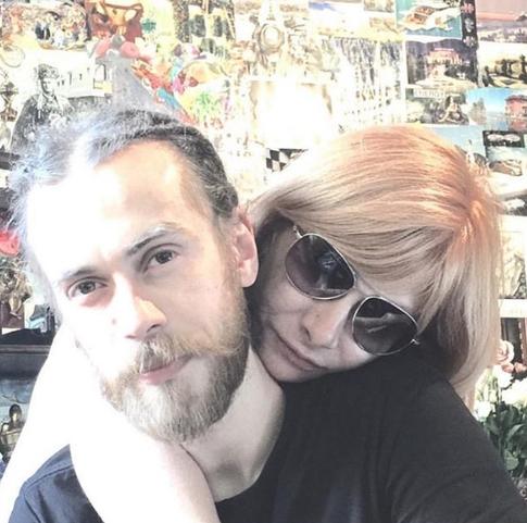 Бабушка Децла не знает о его кончине