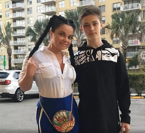 Сын Королевой устроился курьером