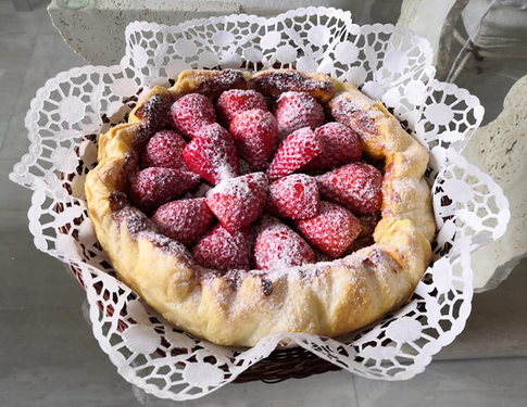 Слоеный тарт с грушами в апельсиновой карамели и клубникой