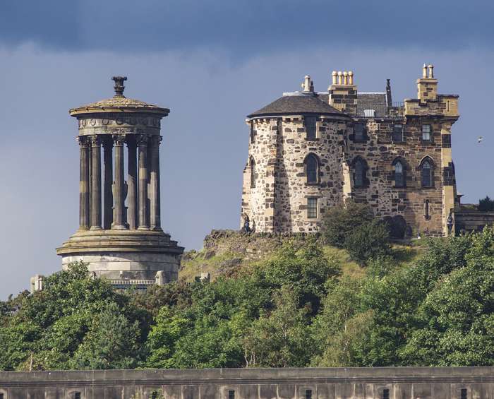 Мемориал на холме Калтон построен в память о шотландских солдатах, погибших в наполеоновских вой­­нах