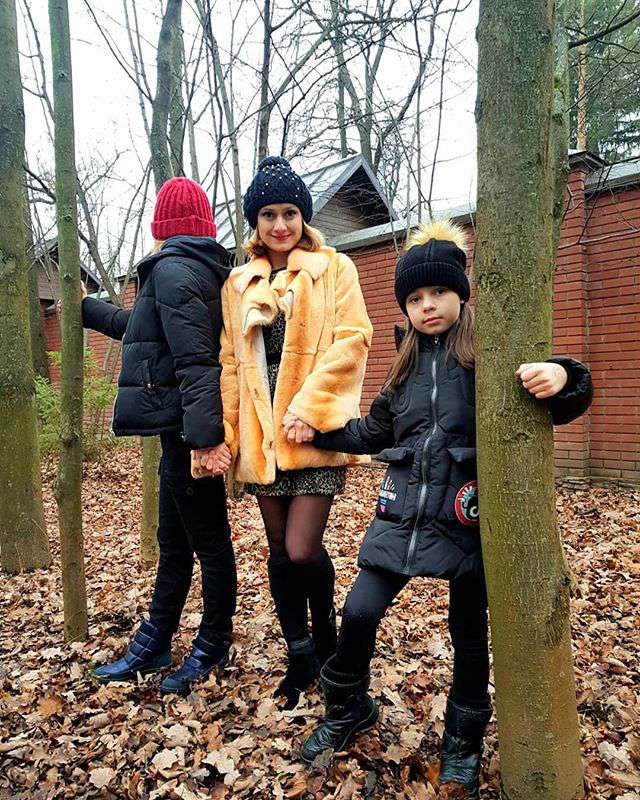 Карина Мишулина с дочерьми
