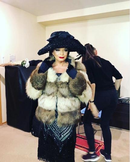 Долина вышла на сцену в блестящем костюме