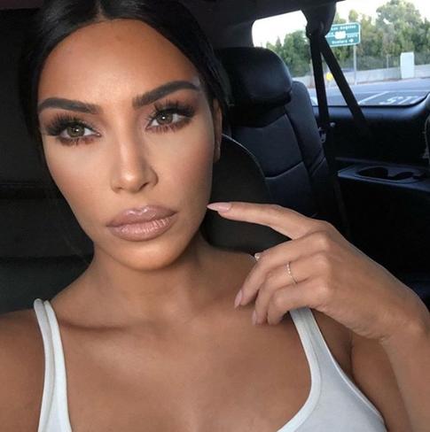 Ким Кардашьян надевала латексный костюм с помощью двух человек