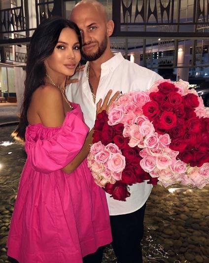 Джиган показал подписчикам кормящую жену