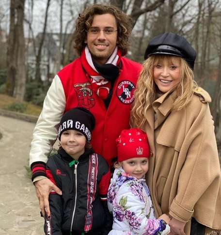 Алла Пугачева и Максим Галкин с детьми