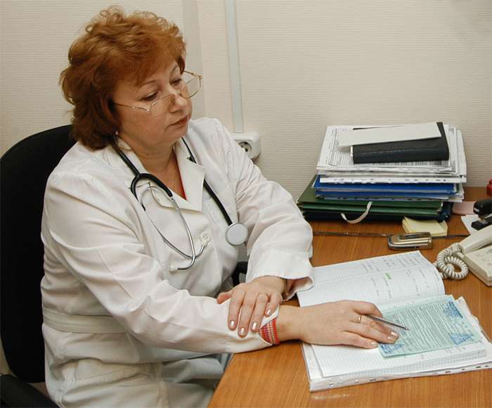 Пенсионерам 65 лет и старше оформят больничные до 30 апреля