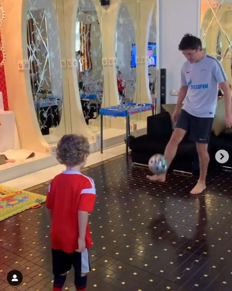 Четырехлетний сын футболиста уже вовсю принимает участие в домашних тренировках вместе с папой